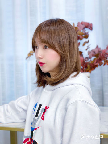 一完美的发型一定是少不了型，色，质， 因为每个人的身