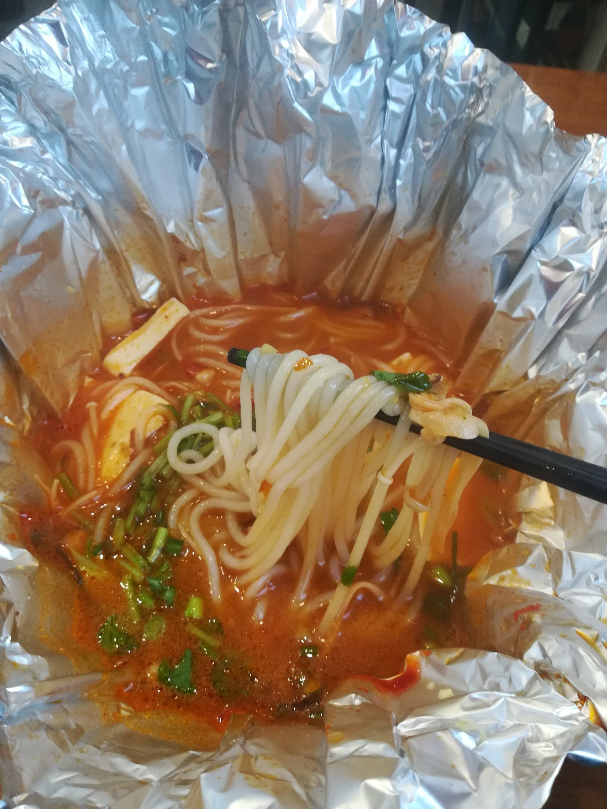 折扣探店进行时 #秋冬创作挑战 #米线 
他们家的锡纸花甲米线嫉的