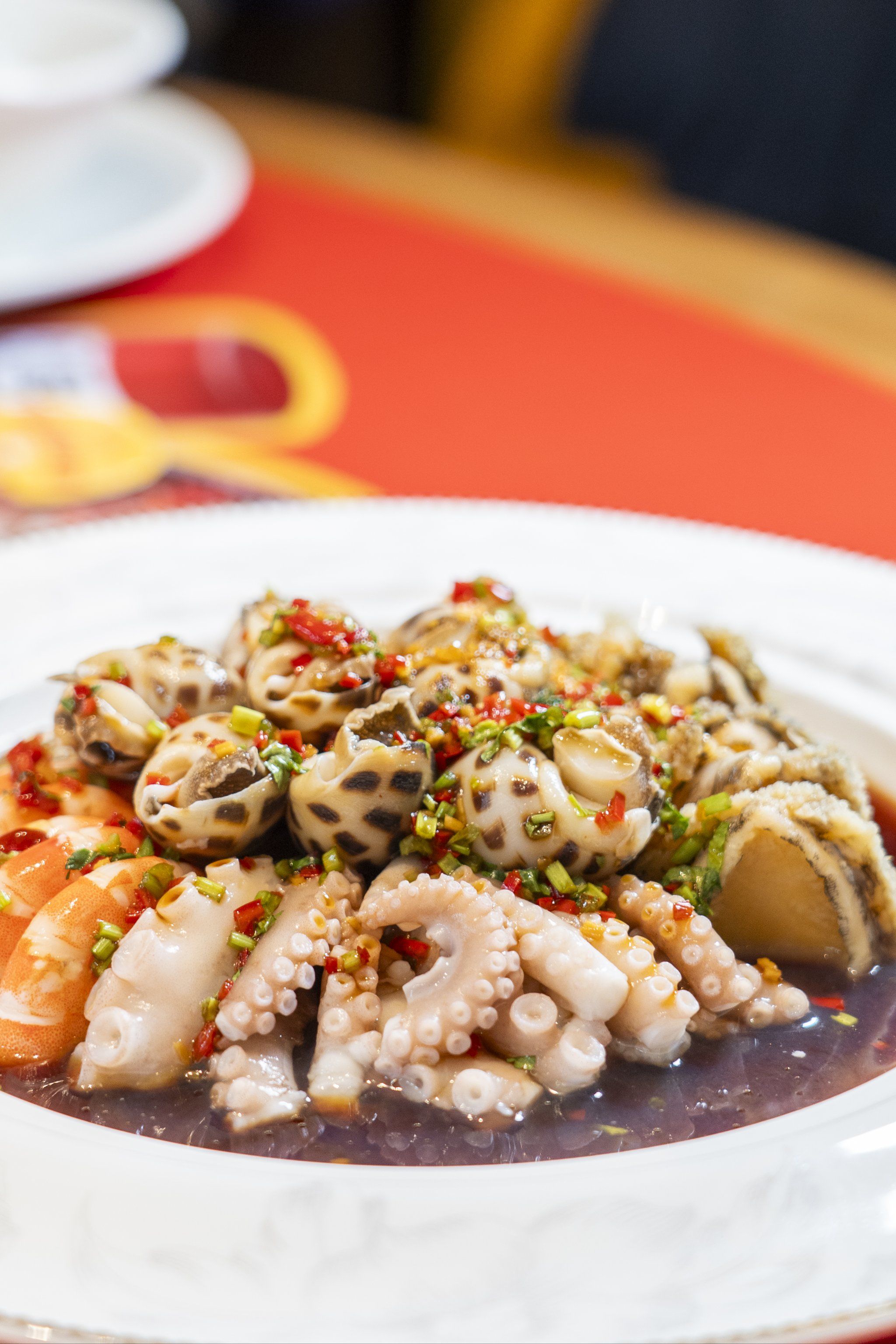 金椒脆鱼是干锅,卷卷的鱼肉很鲜脆还无骨,在嘴里不要太回味,而且干锅