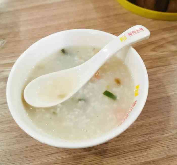 这家粥铺味道还不错,第一次来吃,要了一个馅饼和一碗皮蛋瘦肉粥还有