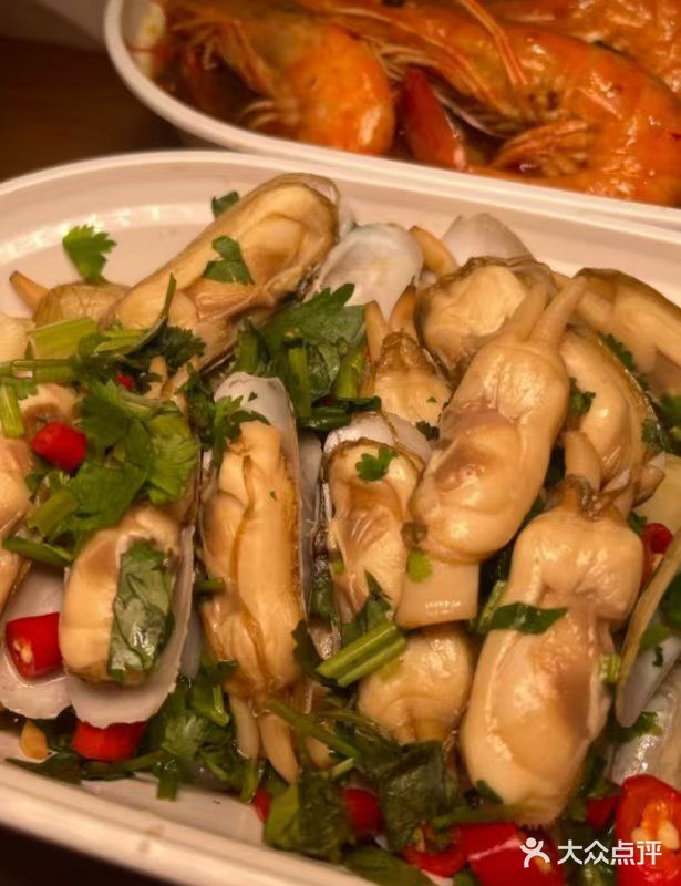 与粥底缠绵,海鲜的鲜美在口中绽放。而蒜蓉生蚝