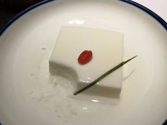 招牌手磨杏仁豆腐-京味斋·北京烤鸭(北京南站洋桥店)