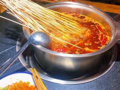红锅底-铁箭门串串香主题火锅(汇锦城店)