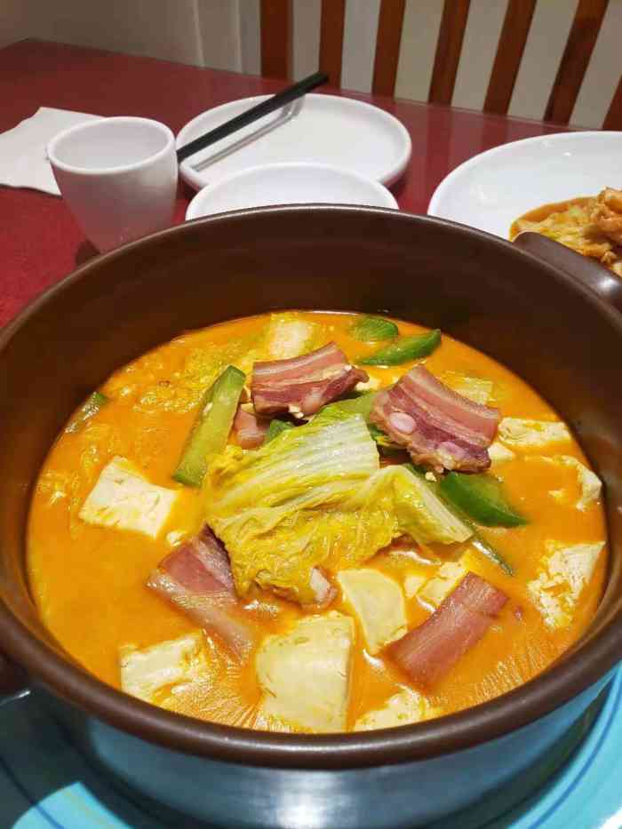 宽沟食府"今天中午两个人来到宽沟食府,一进门看到大.