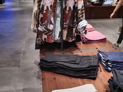 -URBAN REVIVO(高德置地广场·春广场店)