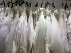 -觅白婚纱礼服馆