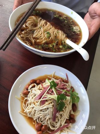 这里真的算是上海滩顶顶好吃的阳春面了，面条软硬适中