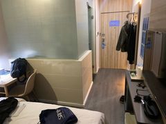 -汉庭优佳(上海娄山关路地铁站店)