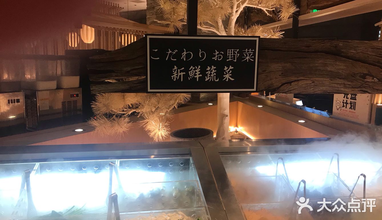 这家店是在这个商场新开的。孩子正好在这有课