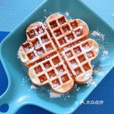 将以上材料充分融合过筛。倒入华夫饼模具