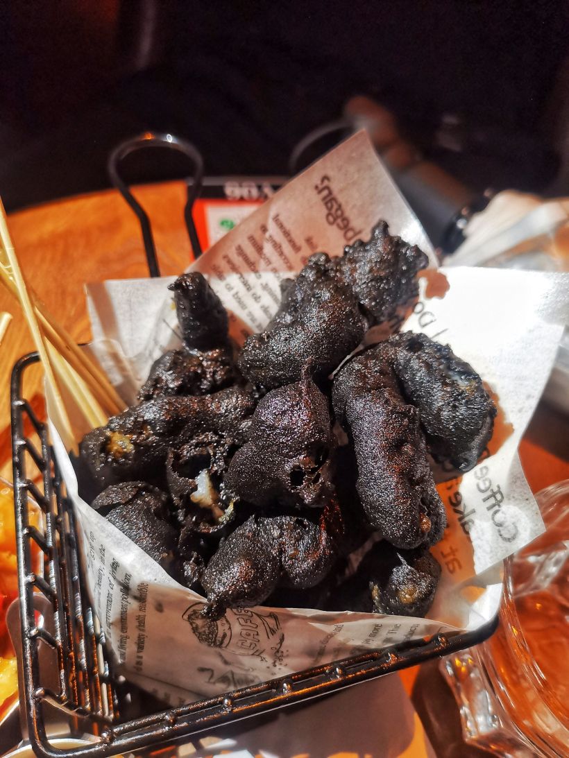 是油炸的某种零食,单吃微腻,蘸酱ok的!