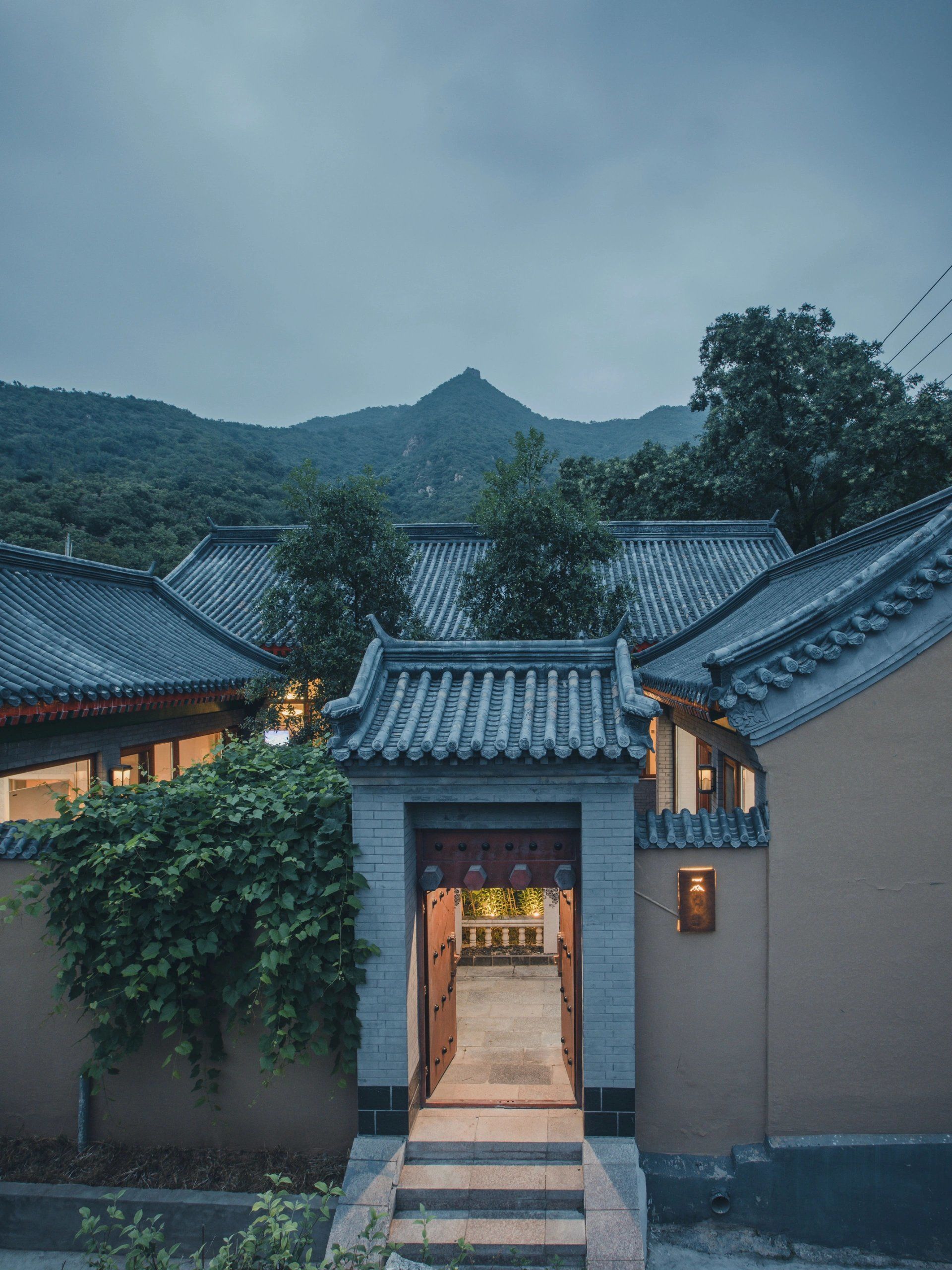 藏在长城脚下的四合院