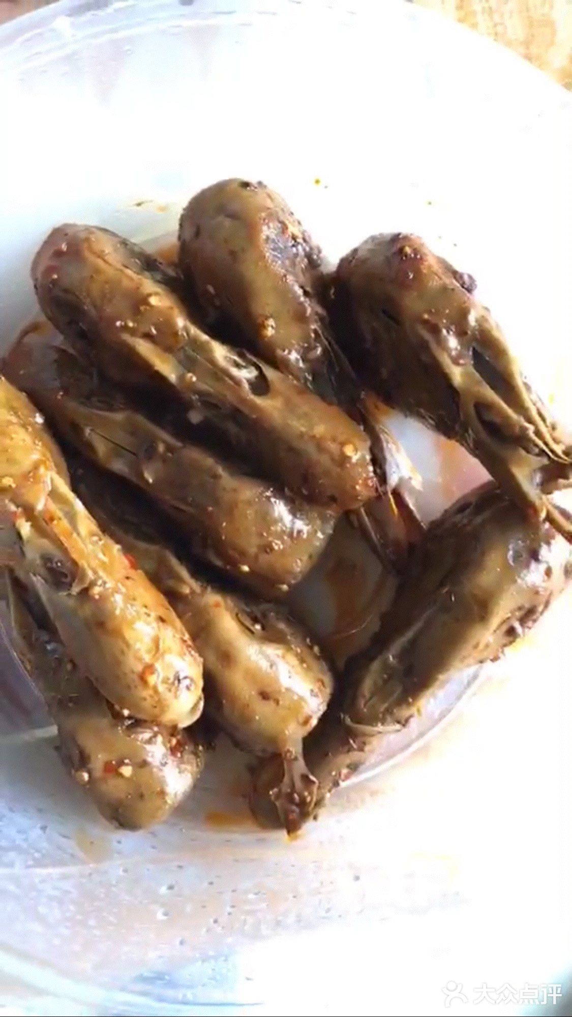 左手一个兔脑壳，右手一个鸭脑壳
