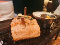 木板烤三文鱼-THE CANNERY&JUJU 新鲜海鲜·牛排美食酒廊