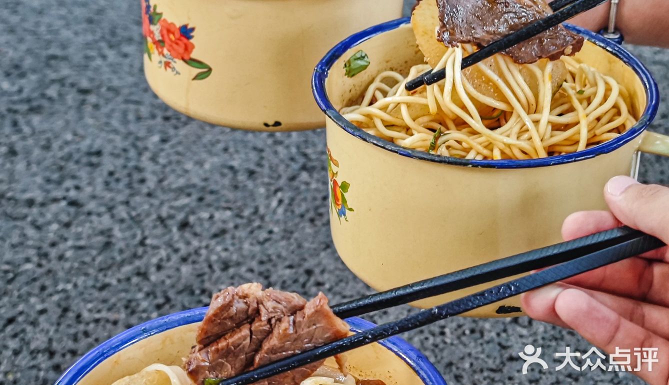 生活没那么复杂，一片江景➕一锅牛杂😆  