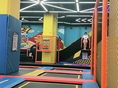 -爱蹦iBOON蹦床运动馆(江汉店)