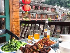 -临江餐馆二楼美食部落