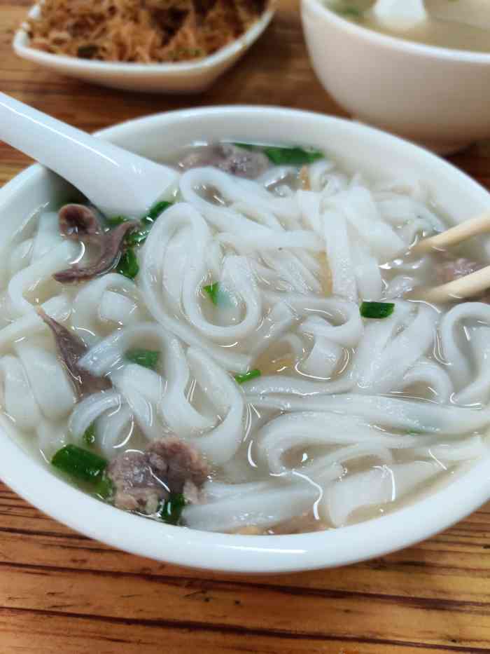 八刀汤河粉也是绝对要吹爆的~河粉不是那种入口即化的口感,有些厚度