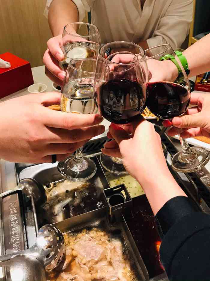 经常聚餐去海底捞每次去人都超级多的服务超级好大姐见我都打招呼这