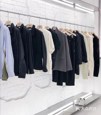 店内也很适合各位来打卡拍照 衣服环境都很搭人