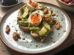 牛油果煮蛋吐司-RAC BAR(安福路店)