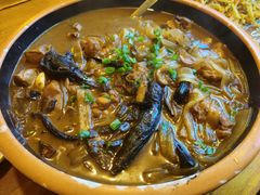 小鸡炖蘑菇-闯关东东北农家菜(崂山石老人店)