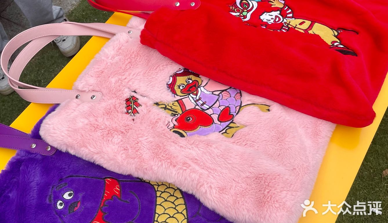 深圳麦当劳发财树下来一个新年新愿望吧！