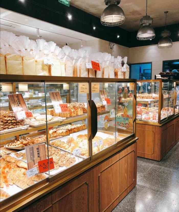 sunflour(世纪汇店)-"这家是新开的店,门口有各种招牌面包的试吃.