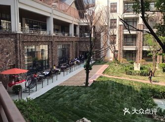 我们下午到达酒店，里面挺严格的
