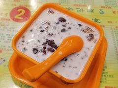 红豆鲜奶桃胶-顺记冰室(宝华路店)