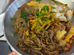 锅烧螺蛳粉+黄花菜-白妈螺蛳粉(白云万达店)