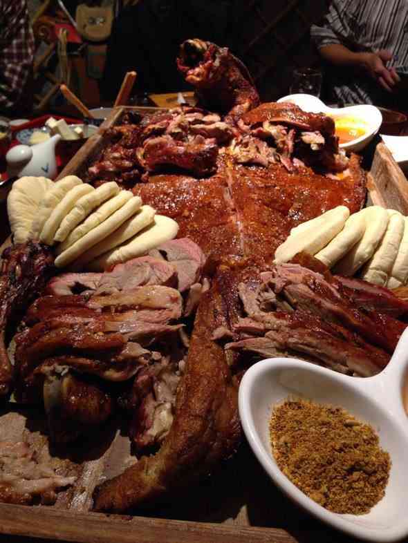 莒县大锅全羊(新利路店)-"晚上去的人不多,要了一个30的全羊,两个.