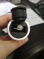 在店里验货-威德钻石-克拉钻大本营(南京东路店)