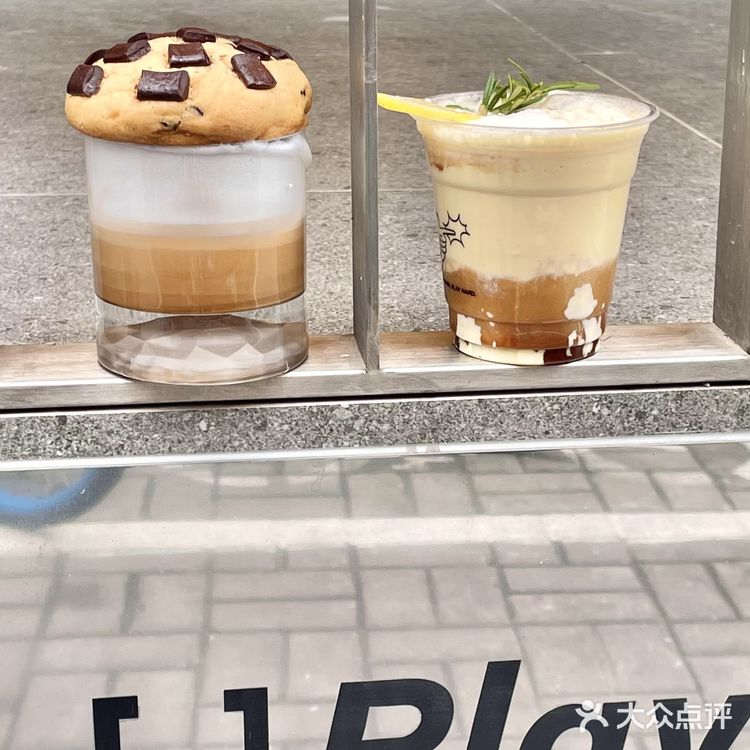 可以把曲奇沾着奶泡喝搅拌一下味道更嗲！