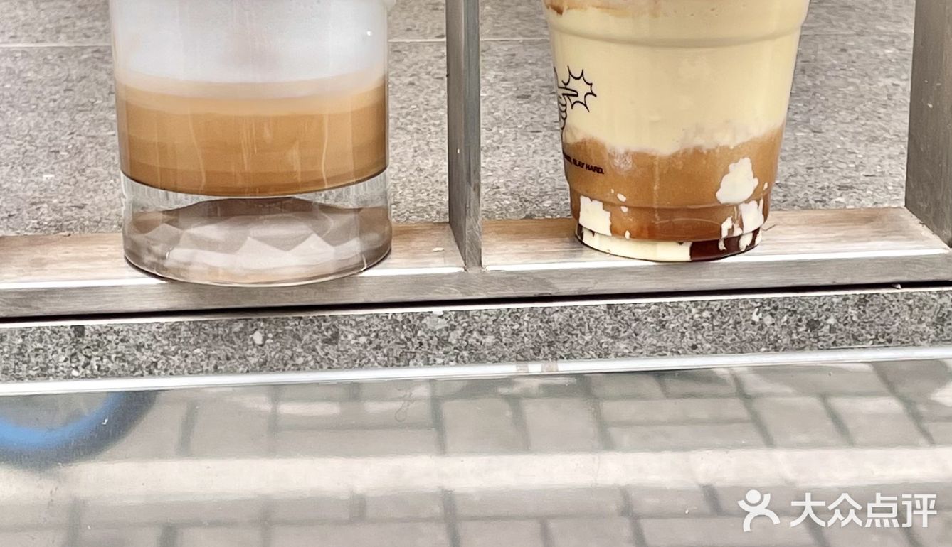 可以把曲奇沾着奶泡喝搅拌一下味道更嗲！