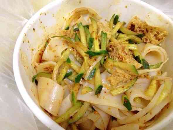 老闫家肉夹馍-"就在家门口,吃过几次,擀面皮不错,就是肉.