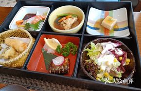 Twelve Palace Box Bento