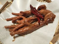 骨头都不放过的鸡脚-渔语鱼酸菜鱼新川菜(来福士店)