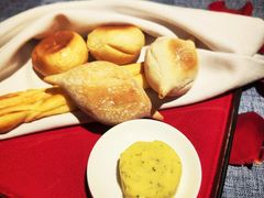 餐前面包配黄油-弦月窗LUNETTE BY AMANDA(复兴路店)