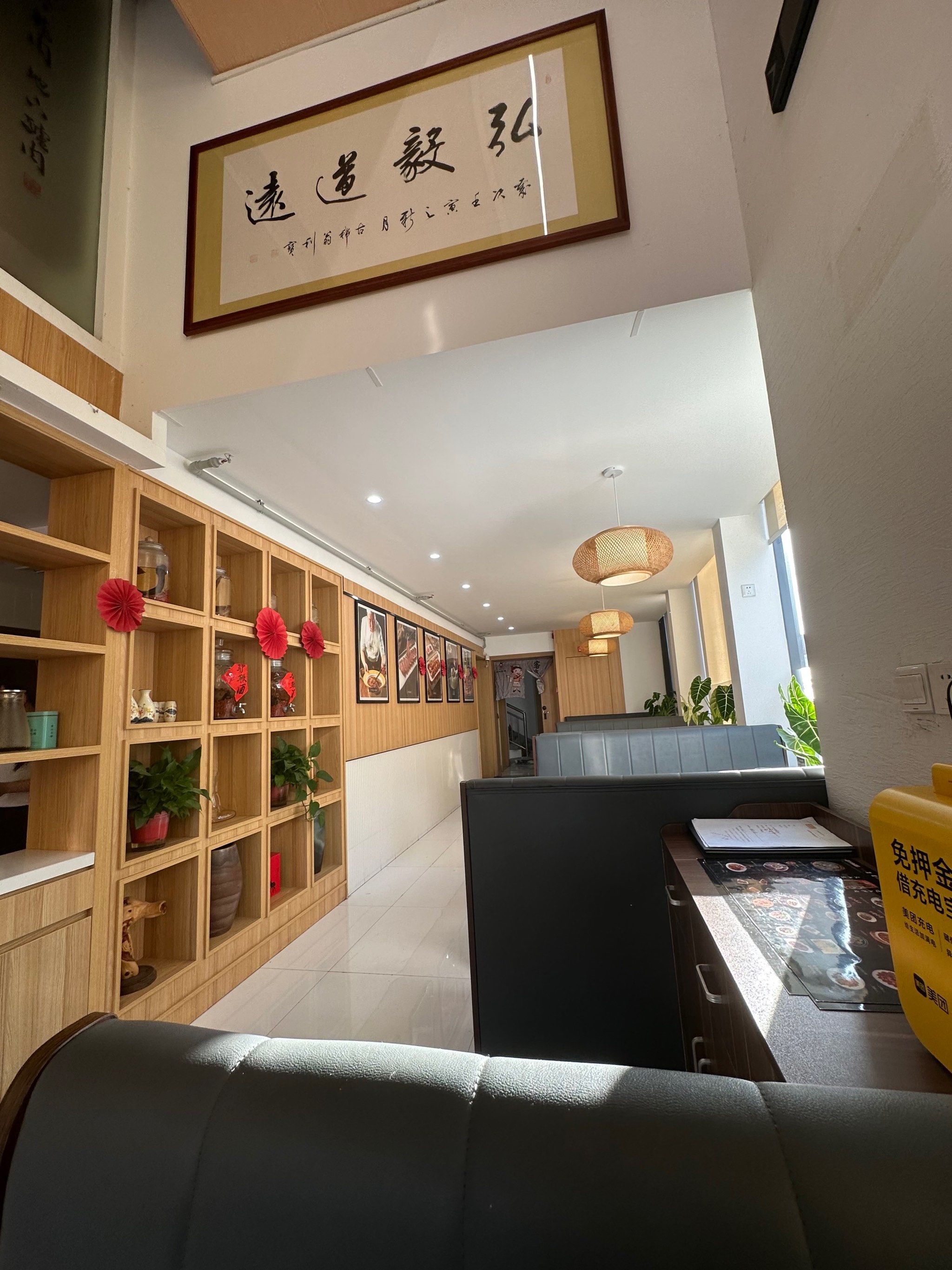 去过好多驴肉馆子,要不是粗犷简单的小馆风,要不就是高端奢华的商务风