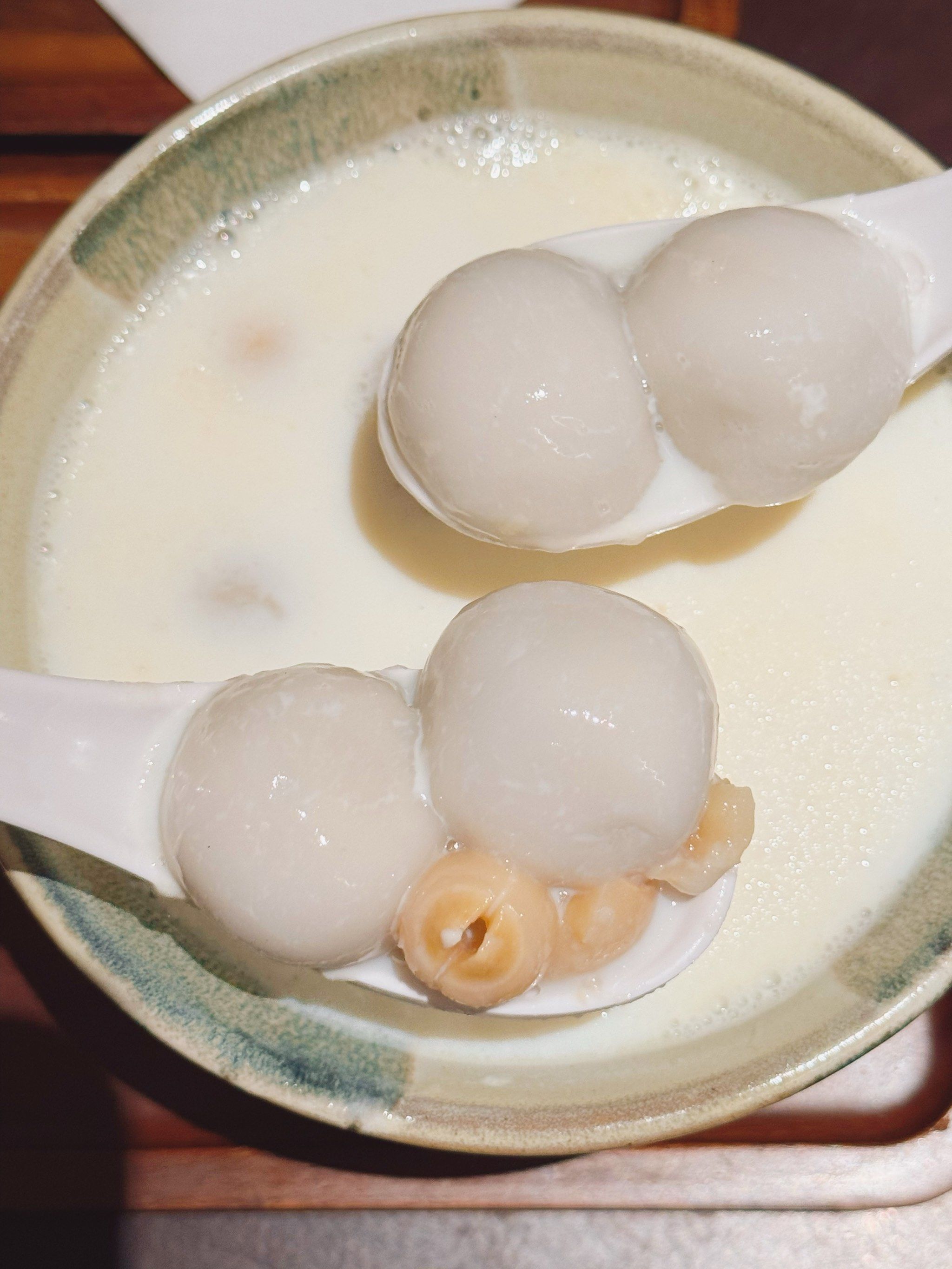 用料十足
新鲜娟姗牛奶过一会就起奶皮,你就知道有多好
桃胶 莲子