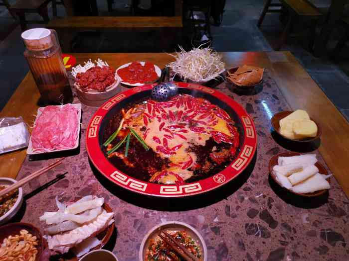 牛掌柜牛杂火锅-"位置比较隐蔽,在居民楼一层,有明显的指引.