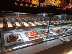 面包甜点陈列柜-富力希尔顿酒店·地阔自助餐厅