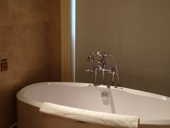 浴缸和升降窗帘-中旅阿那亚九龙湖·公主酒店