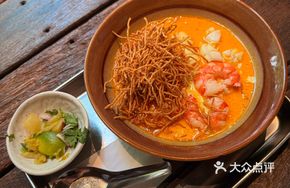 Northern Thai Curry Chicken and Seafood Noodles