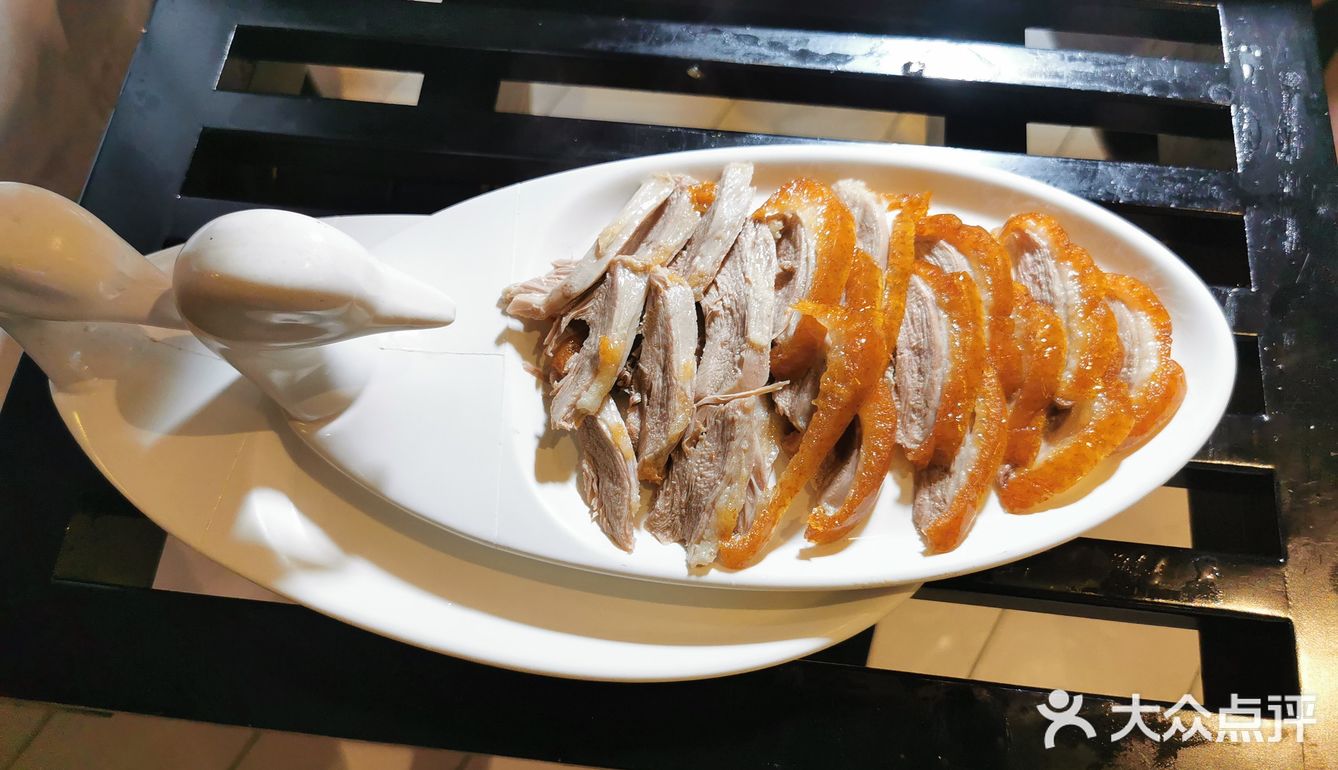 今天和女友来皇城根吃烤鸭了,一来就听服务员说没有热菜
