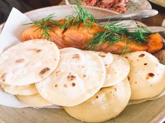 烟熏三文鱼配烤饺子皮和芥末籽酱-BOR Eatery(安福路店)