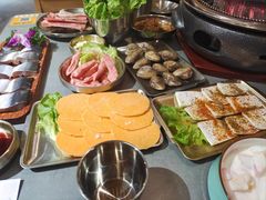 -围炉肉舍•炭烤活鳗•丹东海鲜烤肉(步行街店)