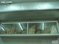 墙上的货架-添發碗仔翅美食