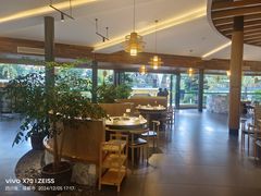 -茅草房·河畔园林火锅